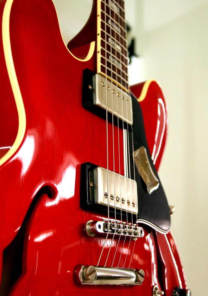 les pauls, black background, red, bass instrument, music, bass guitar, guitar, rock, close-up, single object, gibson, string instrument, musical equipment