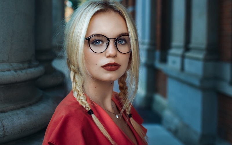 real people, blond hair, outdoors, pretty girl pics 2560x1600, looking at camera, 2K, human face, young adult, beautiful woman, focus on foreground, young women