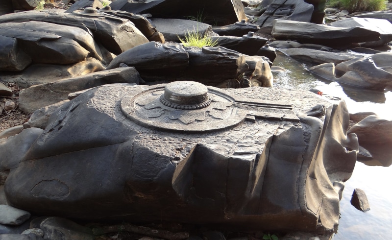 spiritual, 2K, rock - object, damaged, stone - object, the past, scattered, lingam, religion, high angle view, history, nature, sahasralinga, field, sunlight