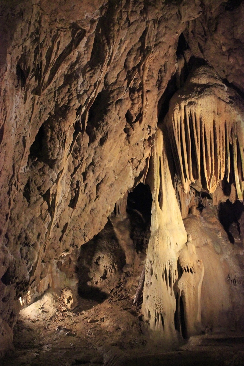 wall, indoors, non-urban scene, geology, travel destinations, speleology, stalagmites, arid climate, tourism, antique, light, stone, rock - object, stalactites
