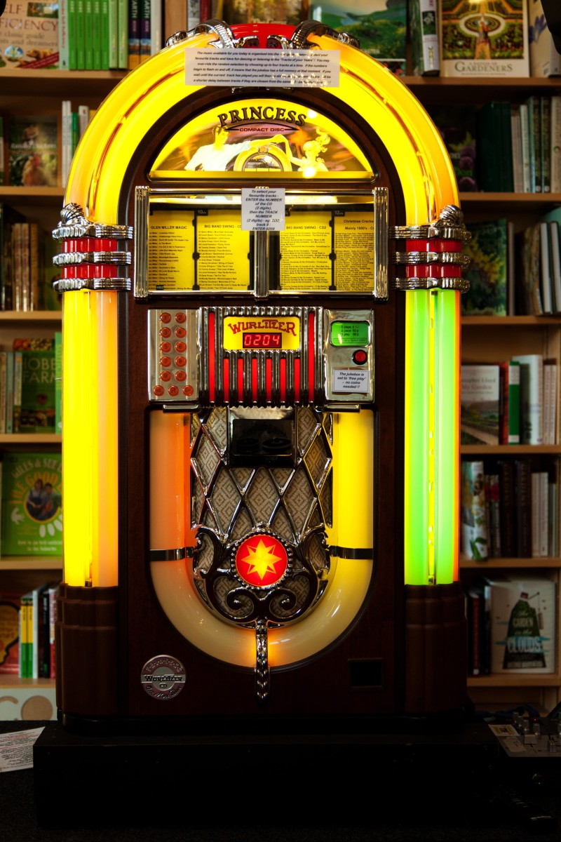 history, turned on, turned, vintage, no people, close-up, play, nostalgic, architecture, retro styled, record, day, juke, building, retro, stereo, jukebox