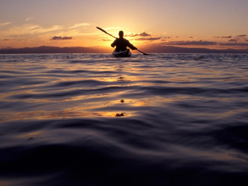boat, arms raised, kayaks, sky, 720P, horizon, beauty in nature, human limb, trip, tranquility, silhouette, one person, outdoors, sea, horizon over water