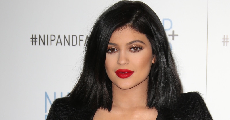 face, hair, text, headshot, red Carpet, western script, lipstick, beauty, people, actress, celebrities, beautiful woman, celebrity, indoors, 2K, kylie jenner