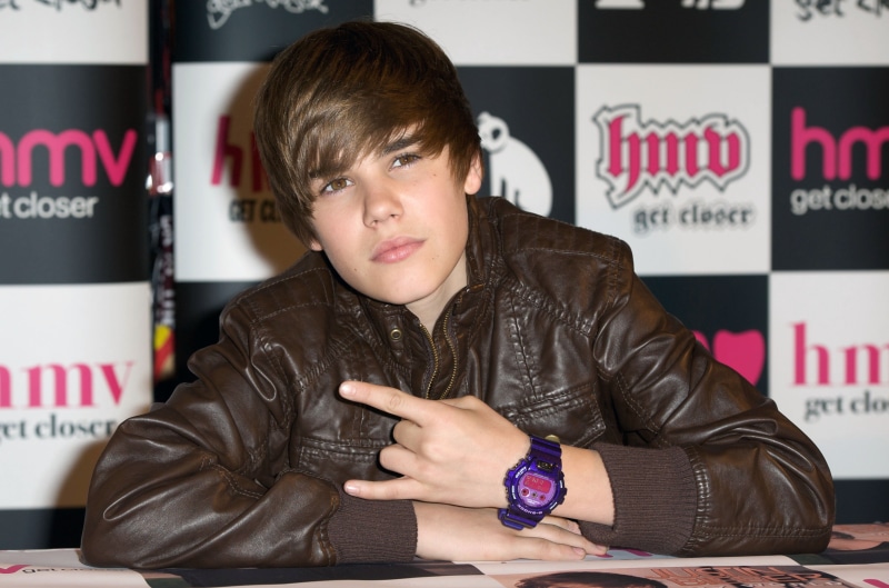 casual clothing, looking, attending, conference, men, sitting, premiere, justin bieber, bieber, lifestyles, child, gesture, looking away, fame, leather