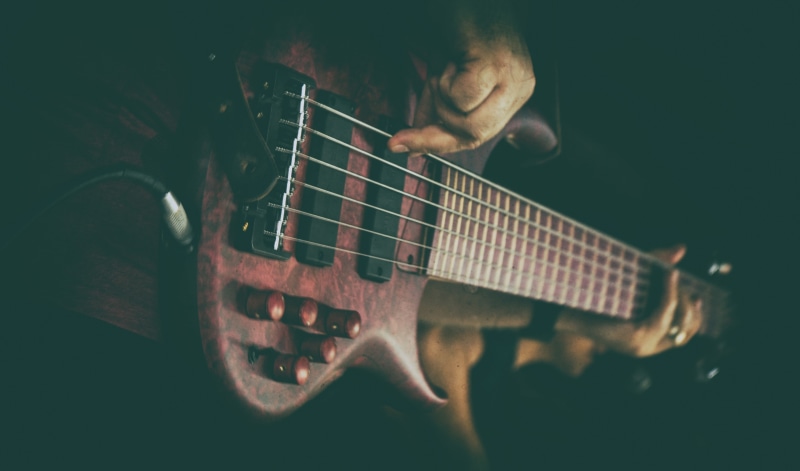 hand, finger, musical instrument, playing, one person, 4K, plucking an instrument, real people, men, bass guitars, musical equipment, music, artist, musical instrument string