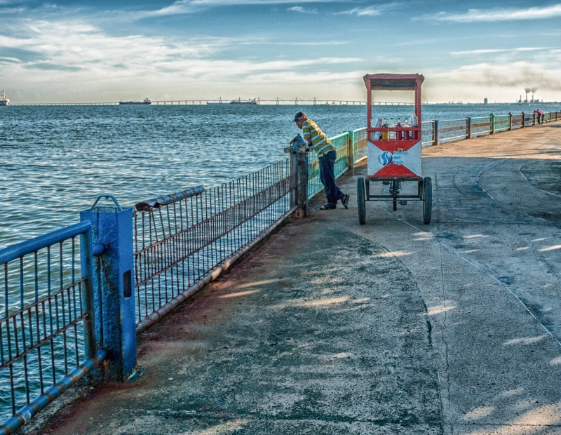man, vendor, real people, rails, body, daytime, railing, beauty in nature, horizon over water, beside, people, hdr, ocean, 2K, cloud - sky, water, maracaibo