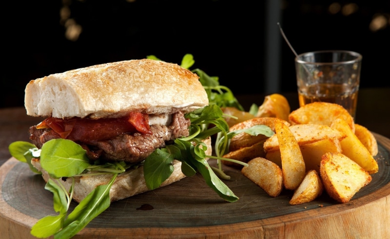 close-up, sandwich, bread, glass, hamburger, tomatoes, drink, food and drink, table, snack, unhealthy eating, wood - material, take out food, 1080P, ready-to-eat