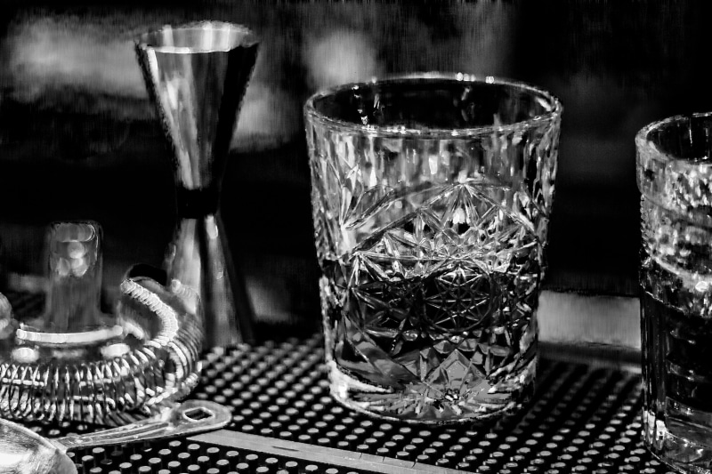 indoors, household equipment, 5K, focus on foreground, ghiaccio, spirits, ice, aperitif, bicchiere, table, vermouth, vermut, black and white negroni, drinking glass