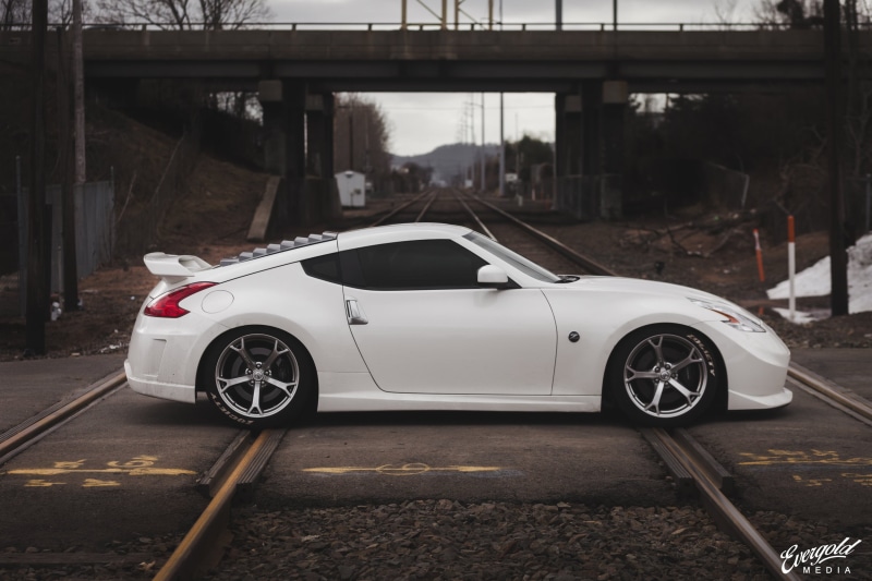 white cars, motor vehicle, car, connection, 1080P, transportation, architecture, built structure, stationary, vintage car, railway crossing, land vehicle