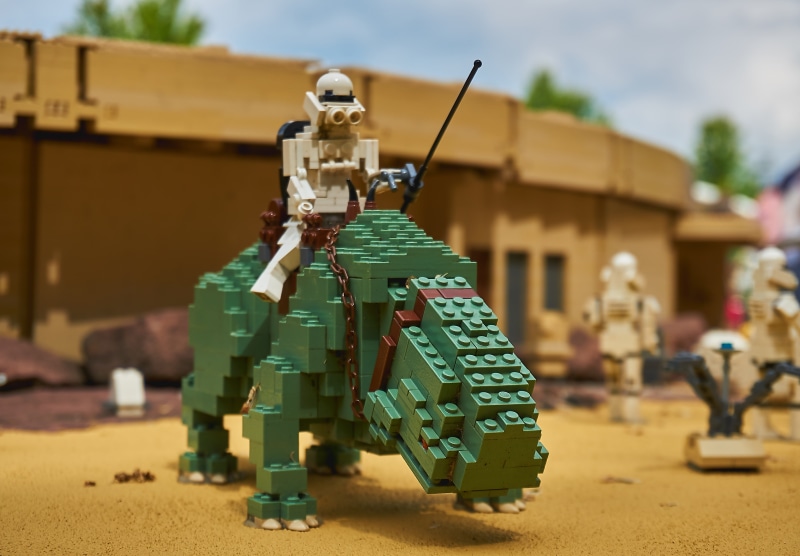 green color, droids, creativity, architecture, figurine, laser sword, starwars, spaceship, build, kriegder star, close-up, outdoors, skywalker, toys, lego