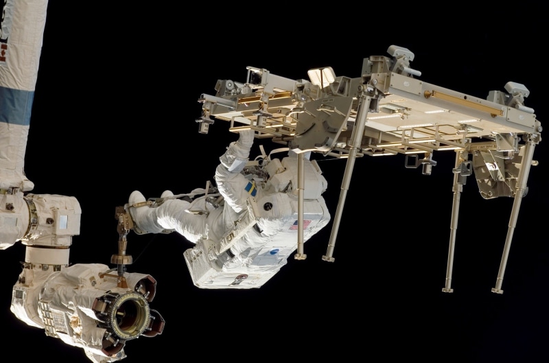 representation, black Background, spacecraft, reflection, still life, george Lucas, close-up, large group of objects, machinery, Cosmos, canadarm2, day