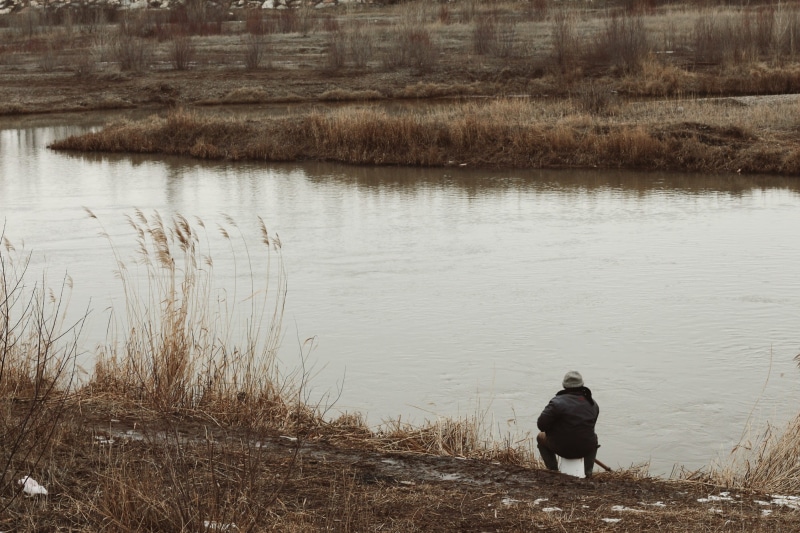 sitting, sivas, man, real people, leisure activity, grass, lifestyles, lakeshore, 2K, outdoors, beach, nature, water, tranquility, one person, fisher