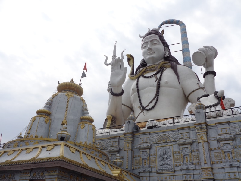 cloud - sky, spirituality, shiva rea, human representation, built structure, shiva jewish, shiva nataraja, siva rea, place of worship, ornate, statue, shiva god