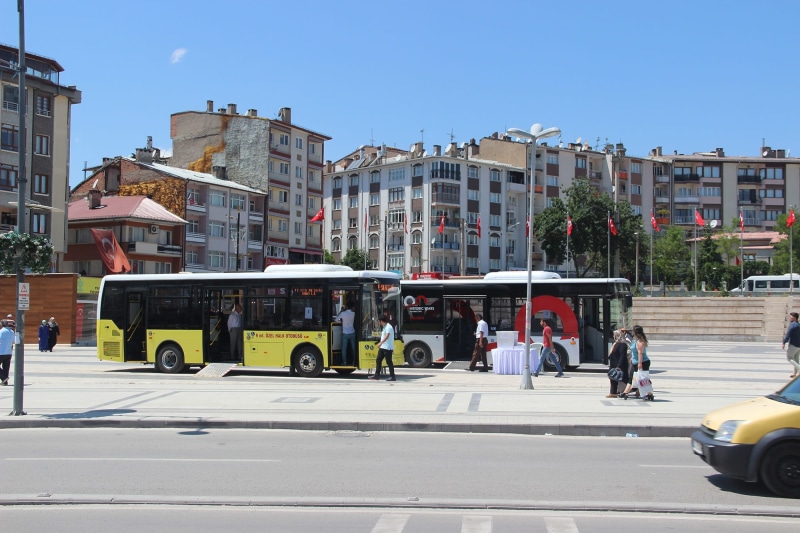 day, bus, sign, transportation, street, mode of transportation, outdoors, car, built structure, sky, architecture, road, city street, 1080P, city life