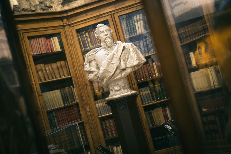 learning, soldier, indoors, lisboa, furniture, statue, different, interior design, education, human representation, 5K, near, the past, art and craft