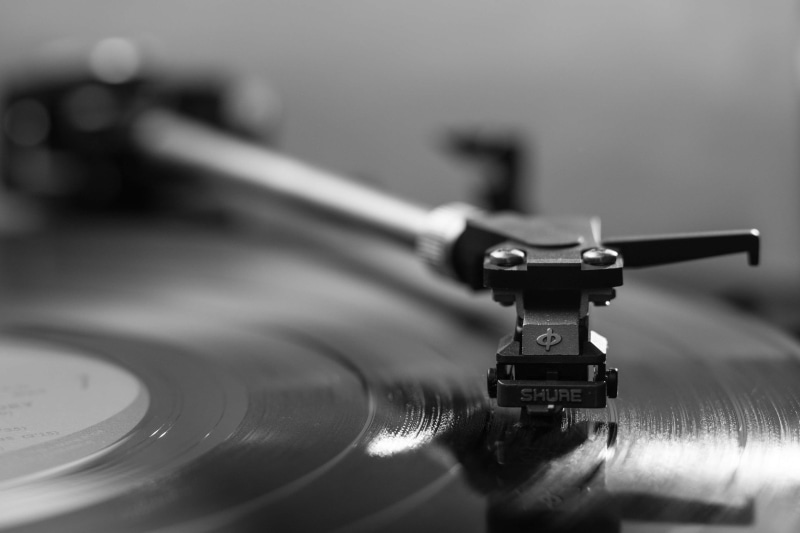 brand, motion, single object, stylus, equipment, gramophone, technology, spinning, record, black and white, mono, close-up, record player, plastic, reflection