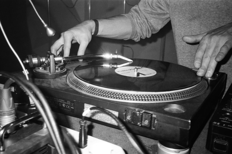 playing, 2K, person, musician, stereo, illuminated, human body part, hand, electronics, phonograph record, men, technology, man, midsection, turntable