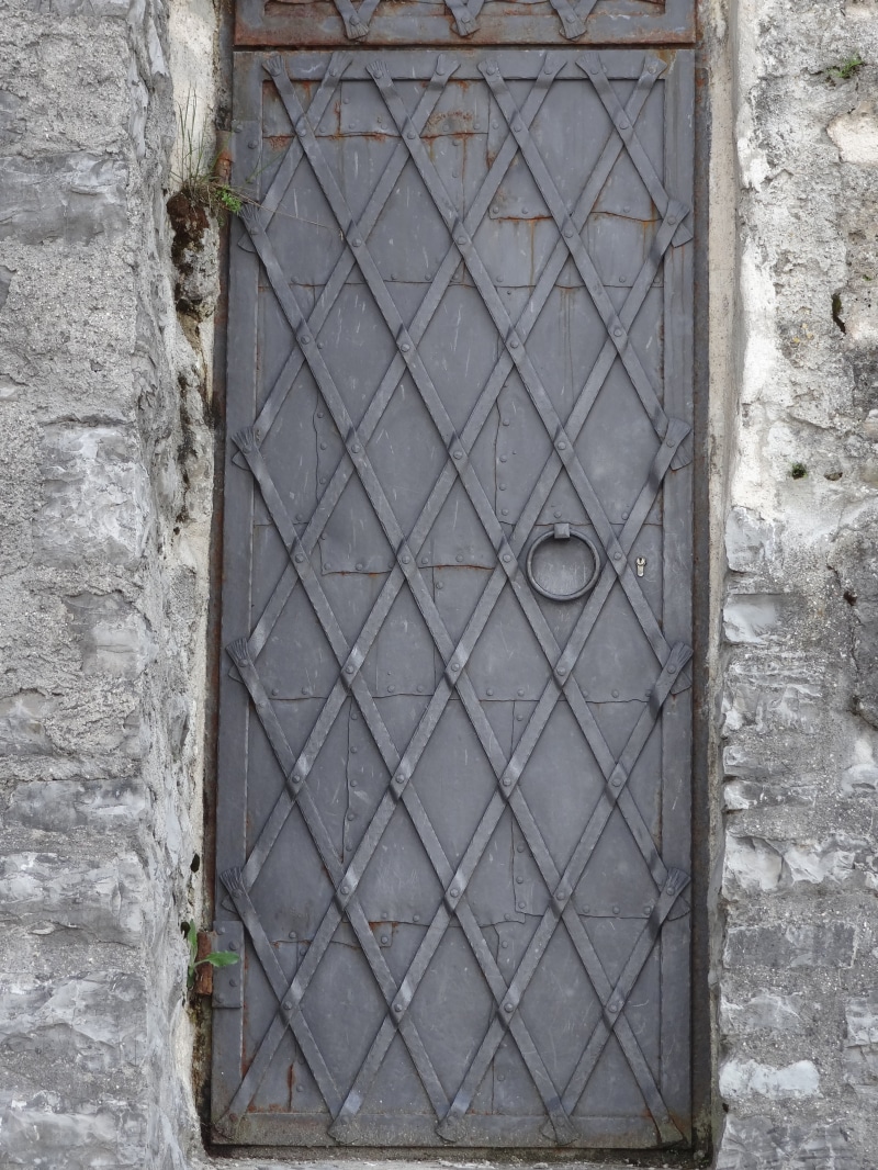hinge, 4K, wall - building feature, cover, access, iron, shape, built structure, wood, security, steel, no people, metalwork, building exterior, doorway