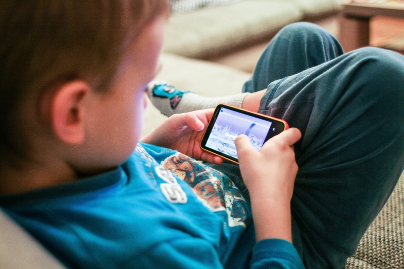 child, like, real people, 4K, screen, games, people, portable information device, Mobile Games, indoors, smart phone, childhood, Kids, using phone, casual clothing