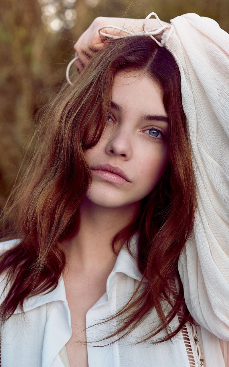 looking at viewer, teenager, hair, beautiful people, 2K, one person, brown hair, brunette, headshot, beautiful woman, long hair, beauty, dyed red hair