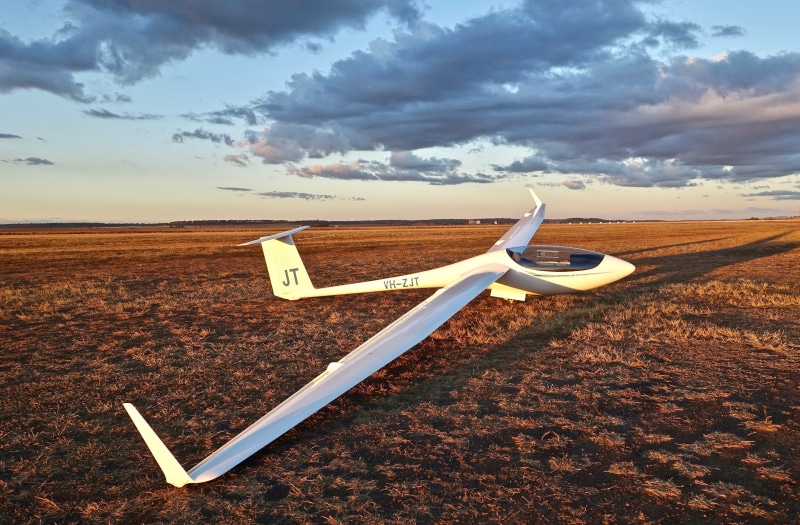 tranquil scene, non-urban scene, recreation, field, cloud - sky, wing, flight, dom, sailplane, no people, outdoors, sky, land, beauty in nature, beach