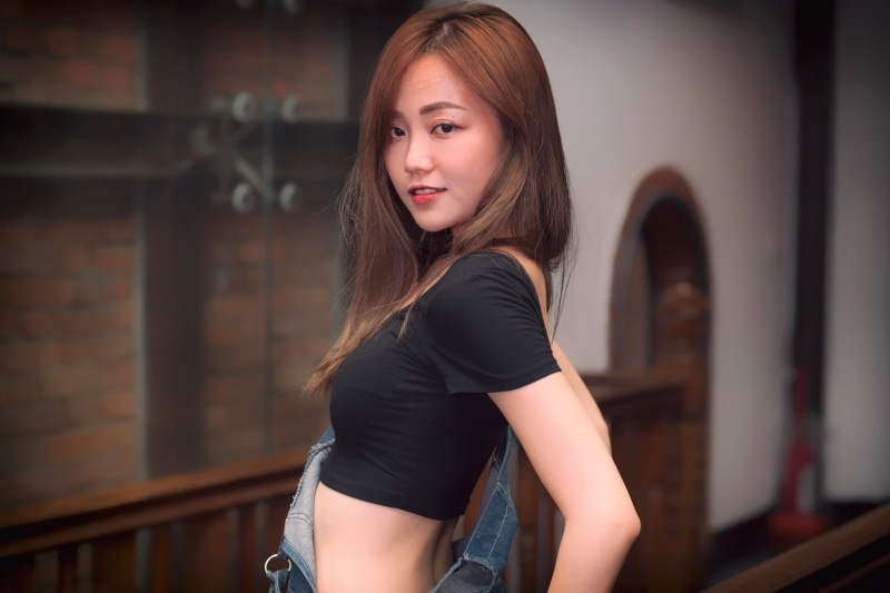 standing, young adult, focus on foreground, looking at camera, women, lifestyles, long hair, young women, brown hair, model, hair, fashion, looking at viewer