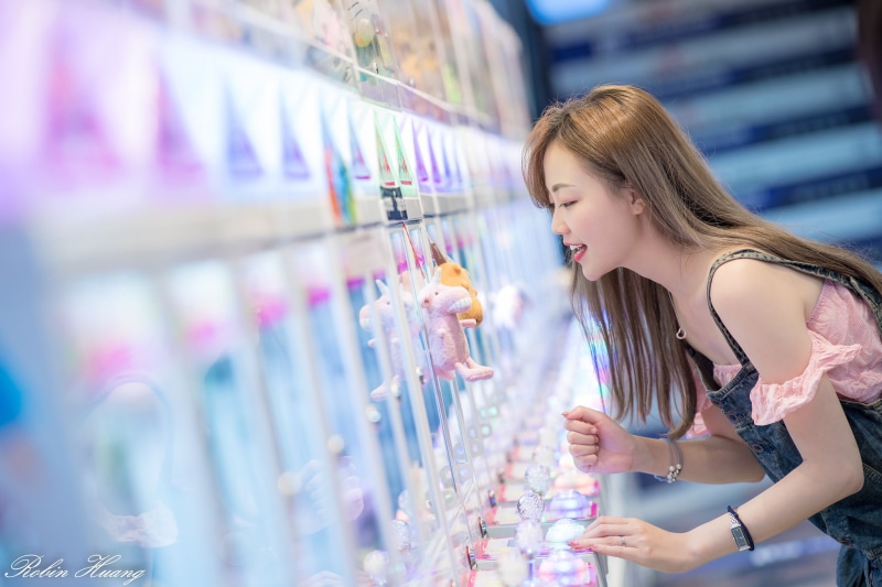 bare shoulders, brunette, hairstyle, depth of field, customer, shopping, young women, overalls, model, beautiful woman, beauty product, 1080P, beauty