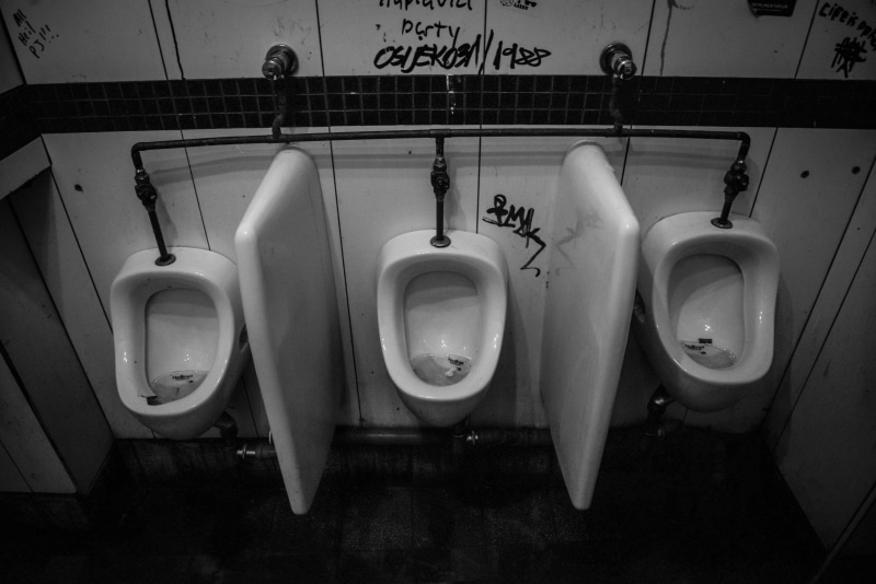 gents, public building, urinoir, dirty, no people, pee, urinal, hommes, domestic room, man, home, wall - building feature, indoors, ceramics, 5K, restroom
