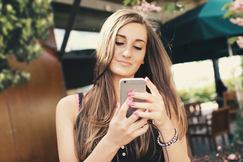 technology, smart phone, long hair, adult, holding, young, beautiful woman, women, mobile phone, 4K, teenager, beauty, using phone, chat, communication