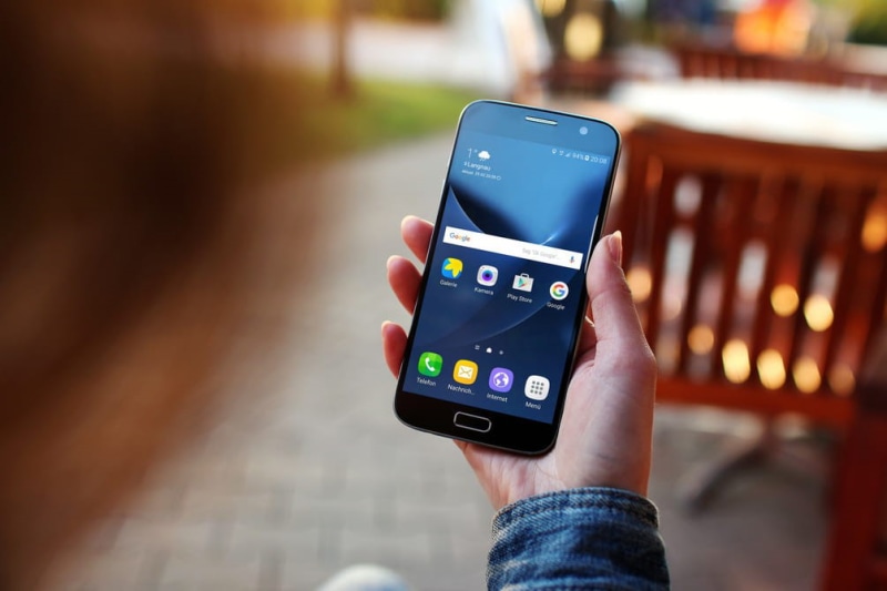 mobile app, mobile phone, outside, computer network, woman, telephone, wireless technology, touch screen, 480P, human hand, smartphone, computer icon