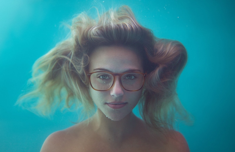 headshot, women, underwater, colored background, framed, beautiful people, women with glasses, red, blue background, young women, 1080P, swimming pool