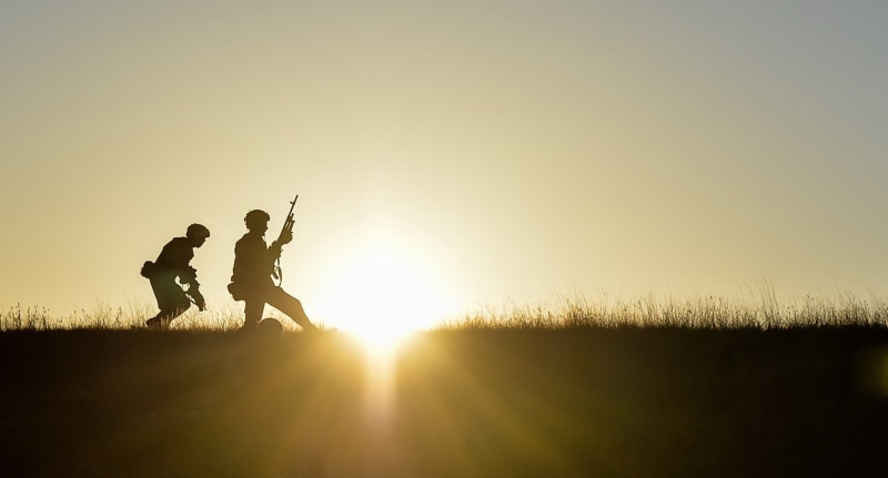 rifles, silhouette, 2001x1080, 1080P, soldier, horizon, sunrise