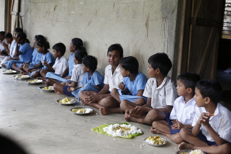 meal, india, food, poor, togetherness, food and drink, women, men, people, floor, lifestyles, daytime, group, males, crowd, real people, childhood, leisure activity