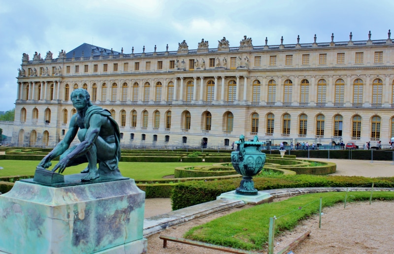 versailles, no people, male likeness, cloud - sky, representation, statue, landmark, building exterior, historic, paris, town Square, famous, marie antionette
