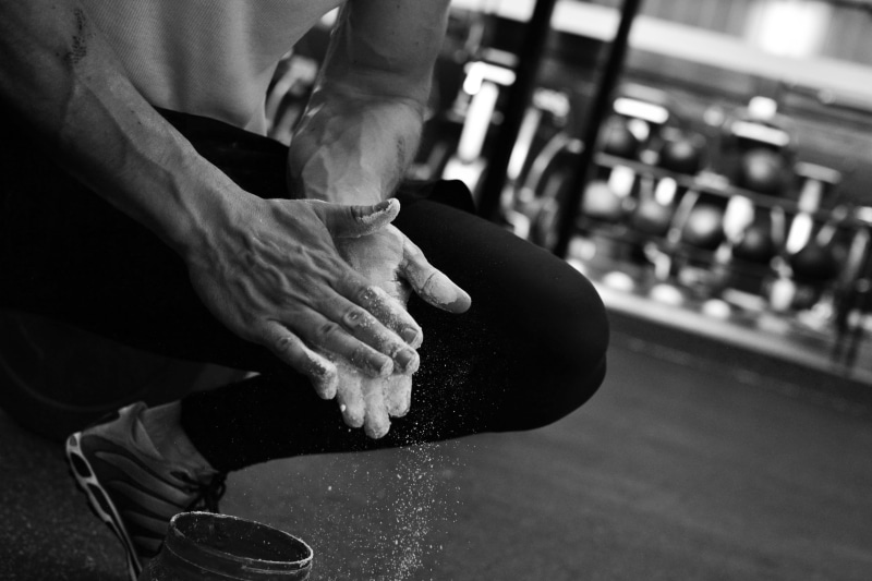 aggergakker, leisure activity, men, midsection, close-up, hands, fitness, human body part, finger, black, focus on foreground, chalk, crouched, real people
