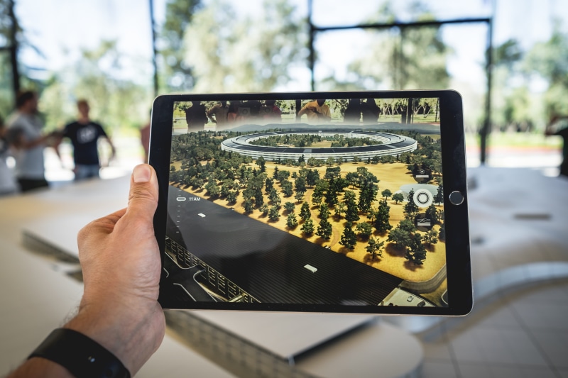 tech, 5K, wathcing, apple, using ipad, finger, holding ipad, electronics, tablet, human, wireless technology, holding, leisure activity, cupertino, capturing
