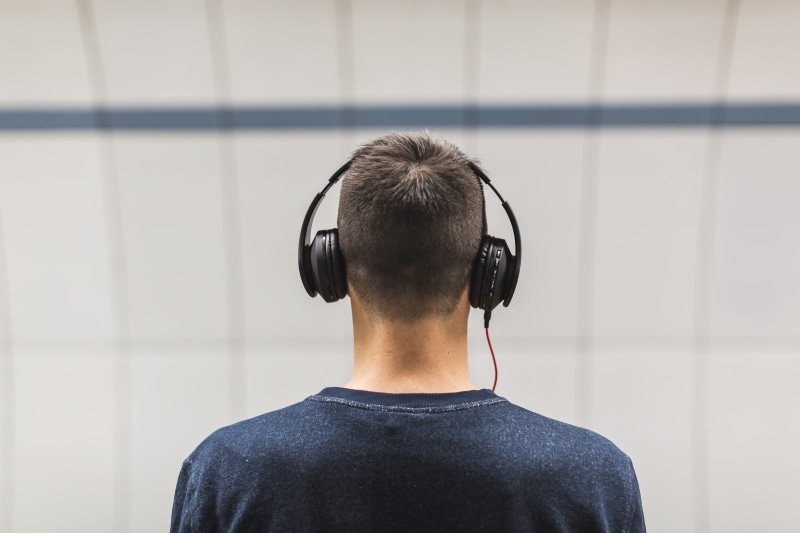 actor, 5K, listen, rear view, back view, listening, indoors, man, portrait, real people, arts culture and entertainment, men, casual clothing, black, young men
