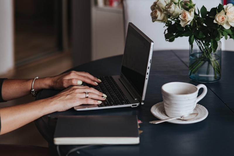 keyboard, caucasian Ethnicity, computer, mug, internet, women, adult, people, flower, laptop, 5K, breakfast, working At Home, business, drink, human body part