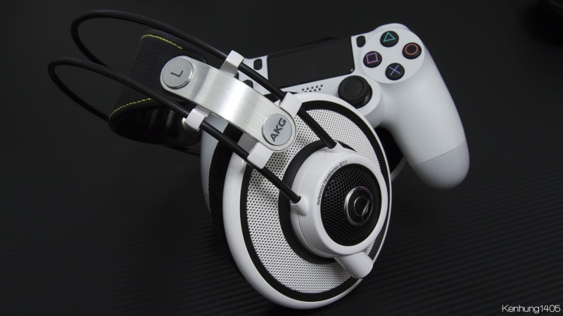black background, still life, DualShock 4, equipment, indoors, man made, 1080P, white, arts culture and entertainment, PlayStation 4, single object, AKG Q701