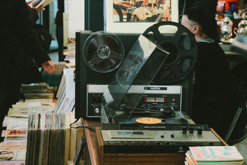 music, occupation, focus on foreground, retro styled, black, vinil, technology, tape recorder, business, day, electronics, human hand, room, keyboard, shelf