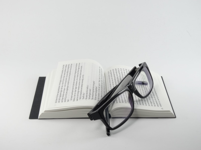education, book, reading glasses, absence, no people, 2K, indoors, cut out, copy space, eyesight, communication, publication, eye test equipment, book mark