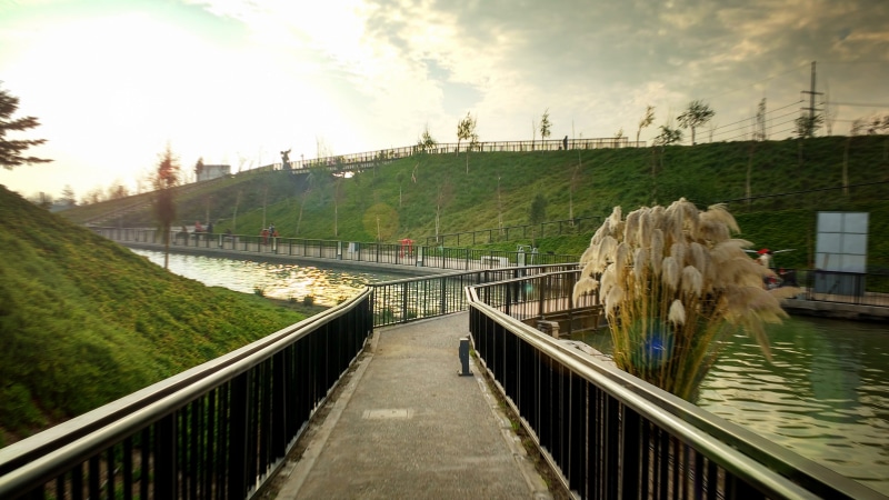 nature, quinta normal, railing, connection, outdoors, city, cloud - sky, chile, canal, built structure, architecture, building exterior, footbridge, plant