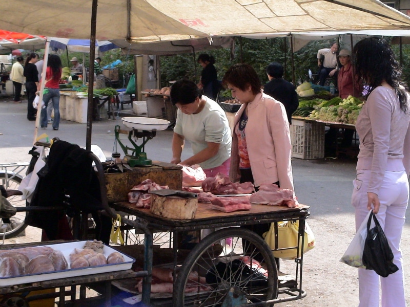 incidental people, food, adult, happy, outdoors, lifestyles, market stall, city, preparing food, men, 1080P, laugh, look forward, market, buying, people