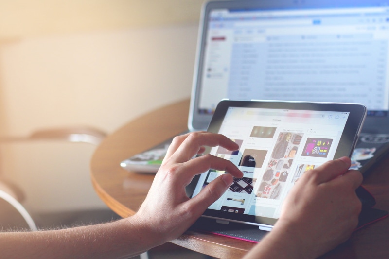 digital tablet, internet, electronic, ipad, connection, business, one person, tablet, technology, computer monitor, touch, visual, communication, close-up