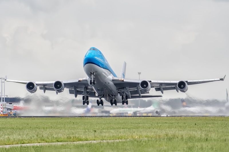 A passenger plane, Royal Dutch Airlines, The rise, The plane, Airliner, Grass, Boeing, WFP, Airport, Boeing 747-400, Boeing 747, The mechanization of the wing