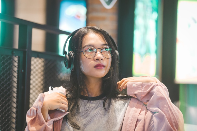 smartphone, face, wearing, person, sleeve, apparel, females, one person, computer, pc, young women, accessory, woman, lifestyles, selective, accessories