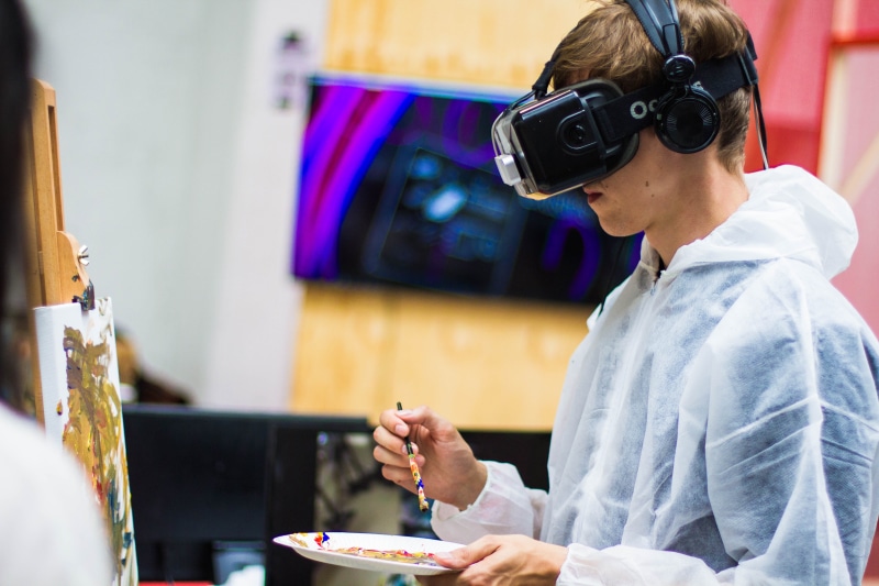 headset, art, women, vr, indoors, concentration, sitting, goggles, technology, waist up, females, virtual, occupation, holding, one person, 5K, black