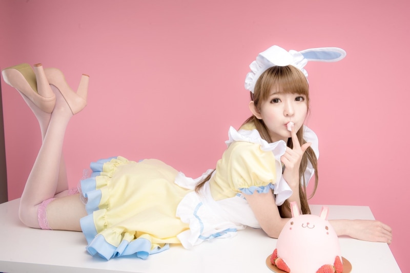 looking at camera, one person, happiness, 720P, cute, hairstyle, child, cheerful, clothing, smiling, piggy bank, girls, women, studio shot, colored background