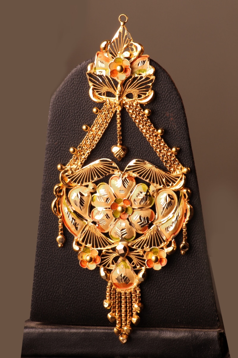 personal Accessory, Accessories, ornate, black background, wealth, creativity, art and craft, Gold, golden, pattern, shiny, 5K, necklace, design, no people