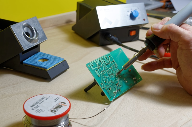 accuracy, elektroniker, adult, finger, table, electrical engineering, person, tin, circuit, electronics, trace, indoors, working, holding, technology, equipment